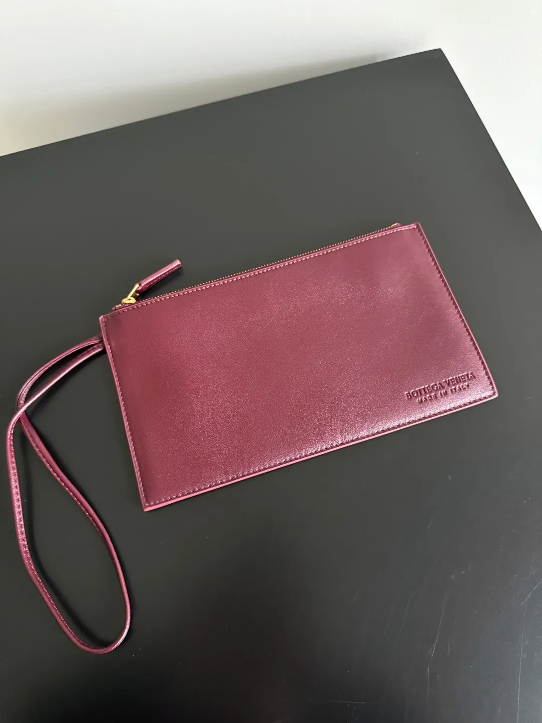 Batch 2660 Bottega Veneta 2025 new product PINACOTECA bag, iconic weaving process, skillfully crafted with 10mm Intrecciato process and equipped with suede lining. Four small strips of leather add character to the design and make the bag more stable. Relaxed yet sophisticated, casual yet refined, suede lining and double-sided design, suitable for shoulder and hand carry. The four straps can be adjusted into different shapes. One pack can be switched between two uses, easily integrating into your daily rhythm. Style number: 817166 Size: 43*23*17.5cm